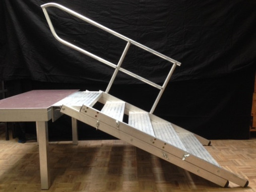 Treppe f&uuml;r B&uuml;hnenpodeste, 5 Tritte, mit Gel&auml;nder einseitig, H&ouml;he variabel 60 - 100cm